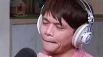 甩抄襲陰霾復工　蔡阿嘎首露臉哭網怒轟