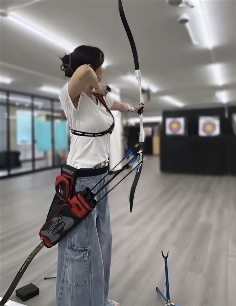 韓瑜近期嘗試射箭運動。(圖/翻攝自臉書)