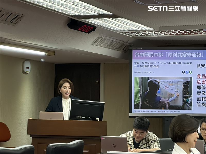 陳菁徽質詢時詢問,7月4日中聯致癌油20%產品下架會議最後是由誰決定。(圖/記者簡浩正攝影)