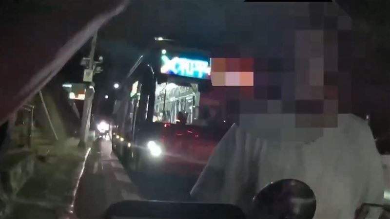 信義分局福德街派出所員警執行路檢勤務時,攔查一名機車騎士質疑其「眼神渙散」爆發糾紛。(圖/翻攝畫面)