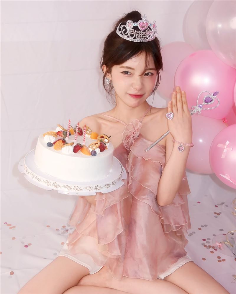 李多慧昨曬生日寫真照,夢幻造型曝光刷出大量粉絲祝福。(圖/翻攝自IG @le_dahye)
