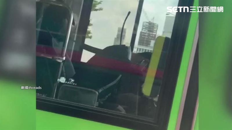 台中有民眾停等紅燈時看到旁邊公車司機竟趴在方向盤上,嚇得直呼太危險,擔心司機睡著了,恐危及行車安全。(圖/翻攝自Threads)