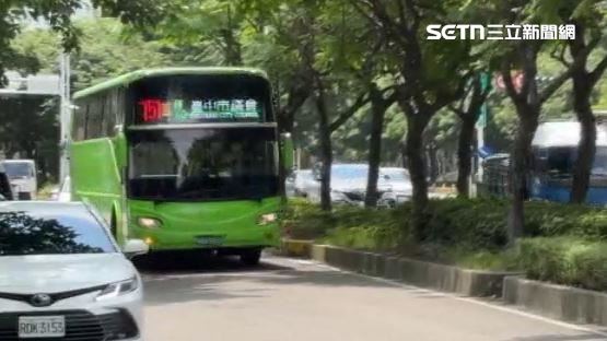 等紅燈公車司機趴方向盤 民眾:睡著?