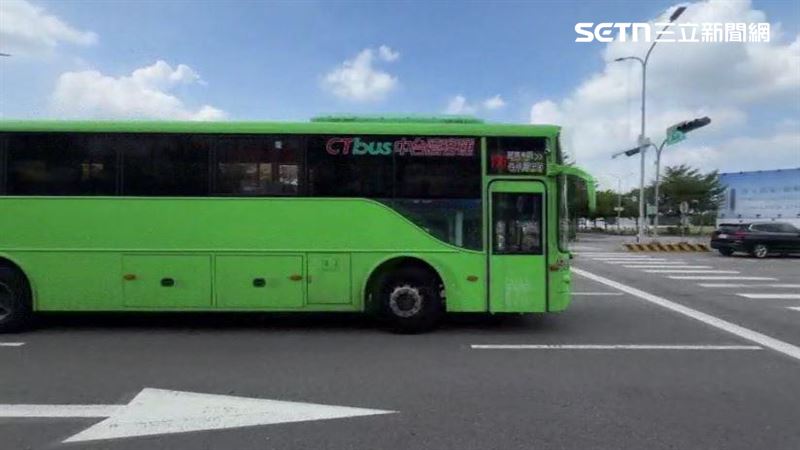 公車業者強調當時車上乘客已全數下車,即將抵達終點站,司機短暫放鬆身體,沒想到剛好被民眾拍下,引發誤會