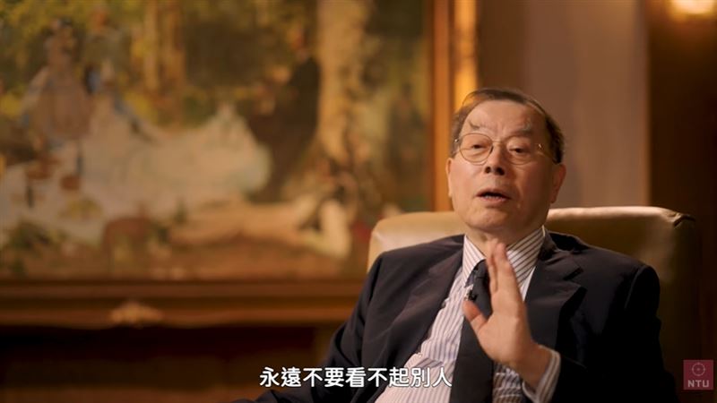 黃崇仁一生迎戰千重浪!負債1200億起死重生、賈伯斯是仇人也是恩人,「九命怪貓」留下珍貴10堂人生課。(圖/翻攝自《NTU Focus 焦點.臺灣大學 EDU 頻道畫面》)