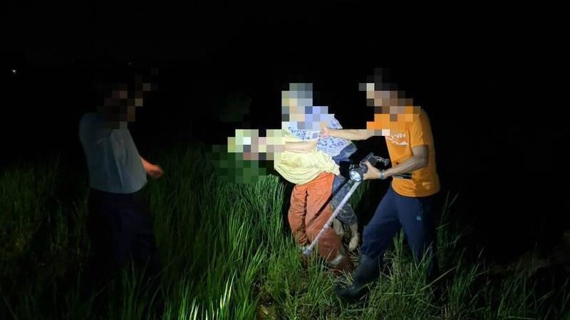 桃園一名91歲邱姓婦人外出後失聯,搜救犬April透過失聯老婦人氣味樣本,成功尋獲失聯6小時的邱婦