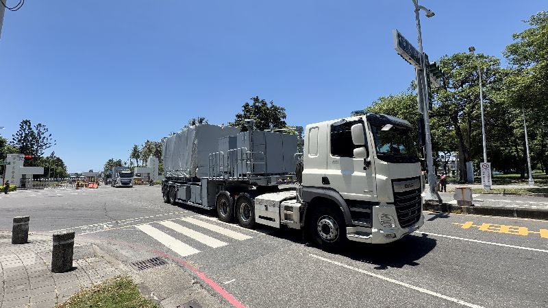 海軍出動機動飛彈車組國軍漢光42號實兵演習登場,海軍「濱海作戰大隊」5日中午12時21分許出動機動飛彈車組,各式車輛依序自高雄市左營區海軍左營基地大門駛出。(圖/中央社)