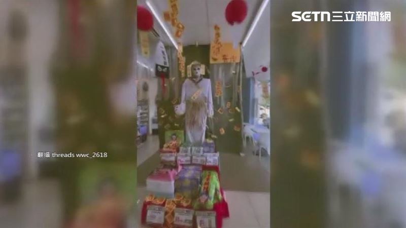 苗栗卓蘭一名女店員因應節日在店內設置了普渡專區,上頭掛有紙紮女鬼,PO上網後引發許多網友討論。(圖/翻攝自Threads @wwc_2618)
