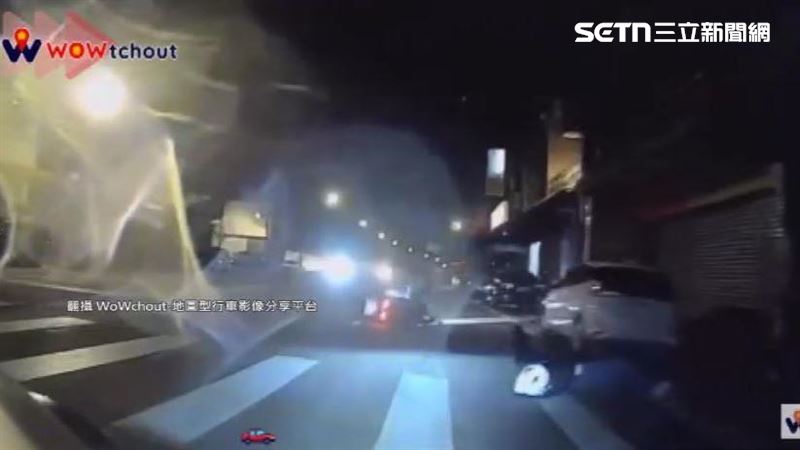 日前桃園市大園區有兩名騎士先後被掉落的電線勾傷頸部,導致兩人失控摔車。(圖/翻攝自WoWchout 地圖型行車影像分享平台)