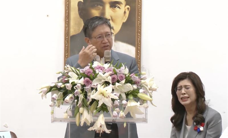 楊文科致詞提到有婦女前輩稱「不喜歡徐欣瑩」,鄭麗文露出苦笑(圖/翻攝畫面)