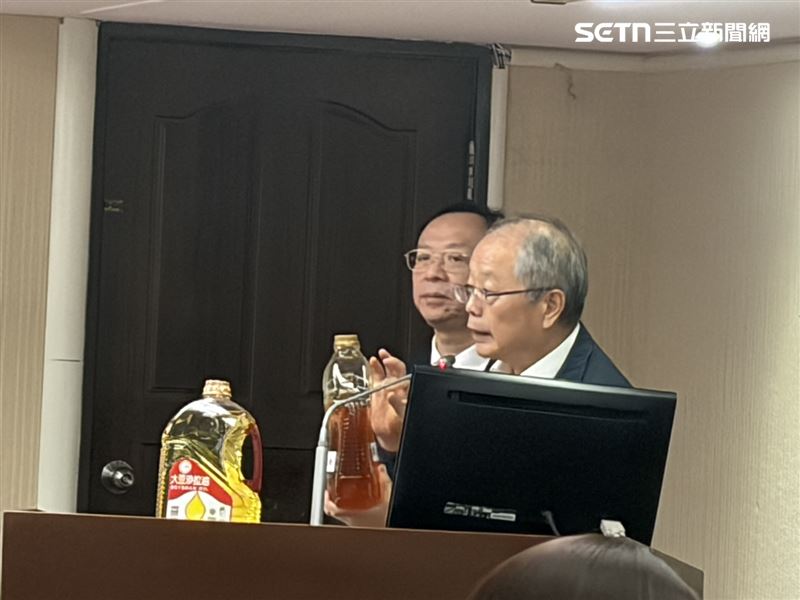 台糖副總經理蔡東霖（右）赴立法院衛環會，攜「黃豆粗油」與「大豆沙拉油」備詢。。（圖／記者簡浩正攝影）