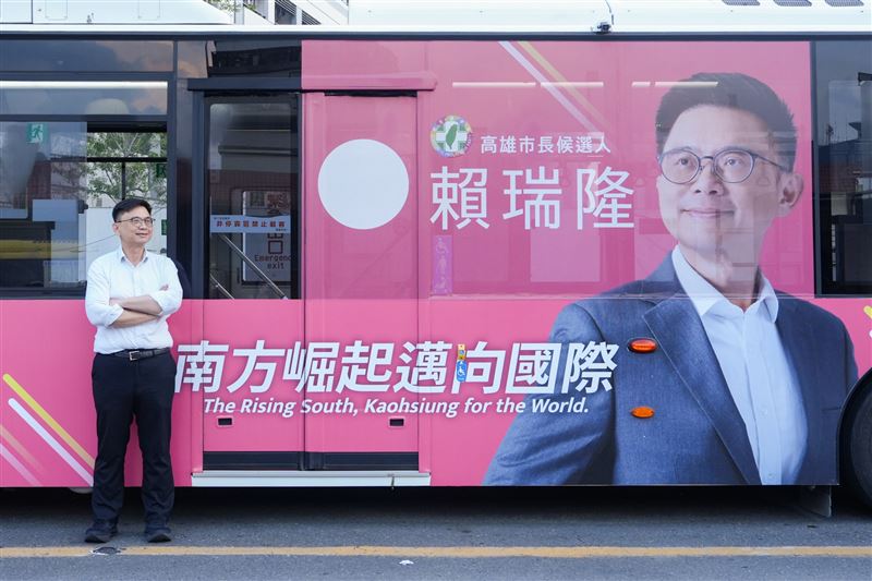 賴瑞隆市政願景公車廣告正式上路,以「南方崛起 邁向國際」為主視覺,穿梭全市大街小巷。另一方面,民進黨籍市議員及市議員參選人與其合掛的競選看板亦陸續亮相,象徵高雄隊全面啟動,以團結一致的步伐帶領高雄繼續前行。(圖/賴瑞隆辦公室提供)