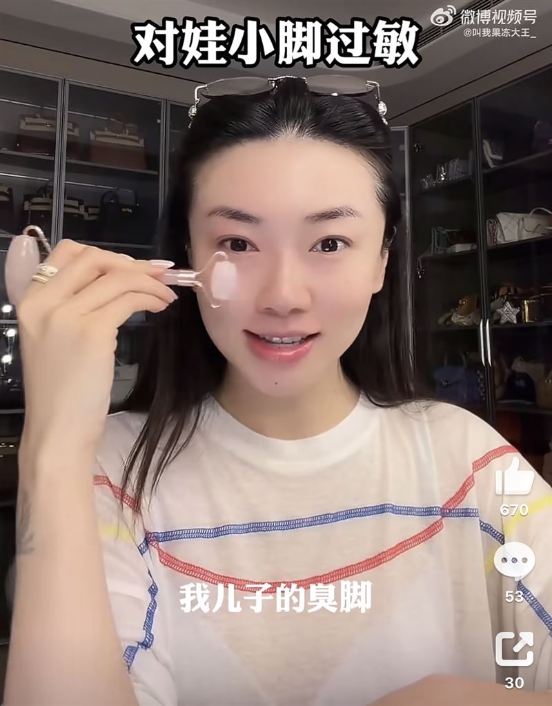 程曉玥臉因為寶寶的腳ㄚ過敏。(圖/翻攝自微博)