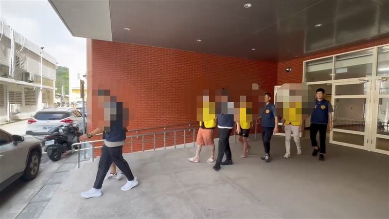 嫌犯被逮捕移送。(圖/翻攝畫面)