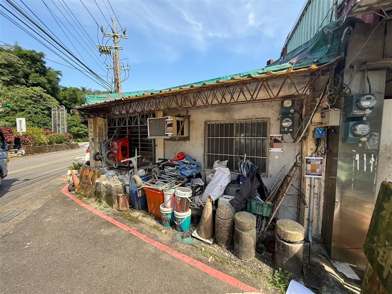 討債集團在被害人住家附近張貼的海報傳單。(圖/翻攝畫面)
