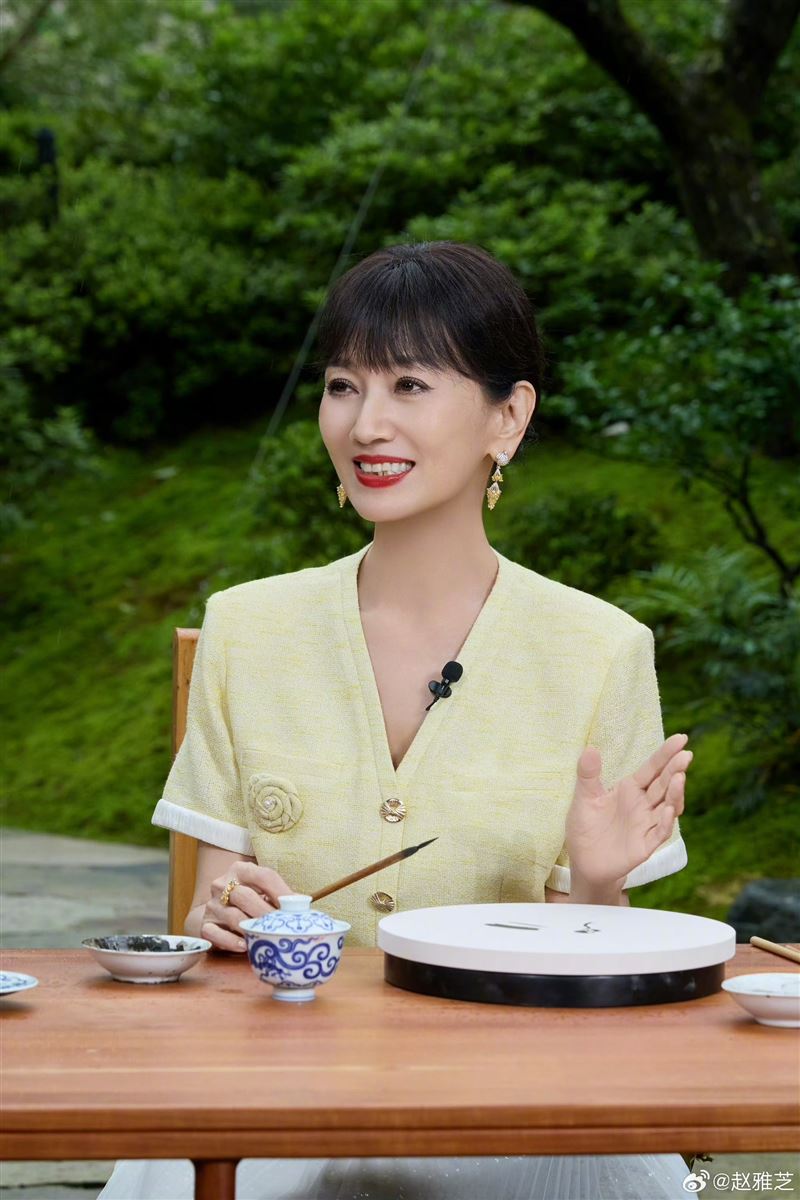 趙雅芝身材維持的相當好。(圖/翻攝自趙雅芝微博)