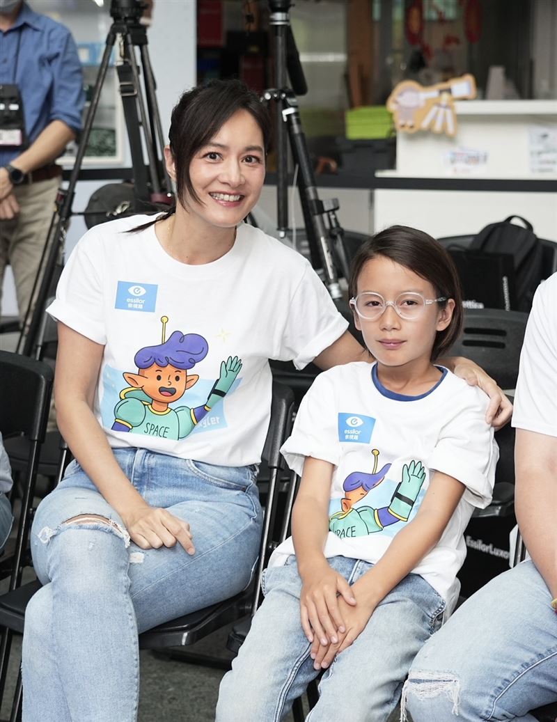 Janet跟兒子坐在台下。(圖/記者田俊彥攝影(圖/網友XXX授權提供,未經同意請勿轉載) )