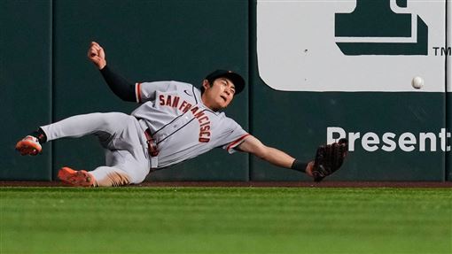 李政厚接飛球再見跌倒　遊騎兵戲劇性贏球