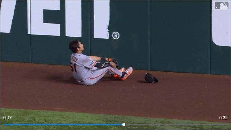 李政厚往後追球重心不穩跌倒變成再見安打。(圖/翻攝自MLB官網)