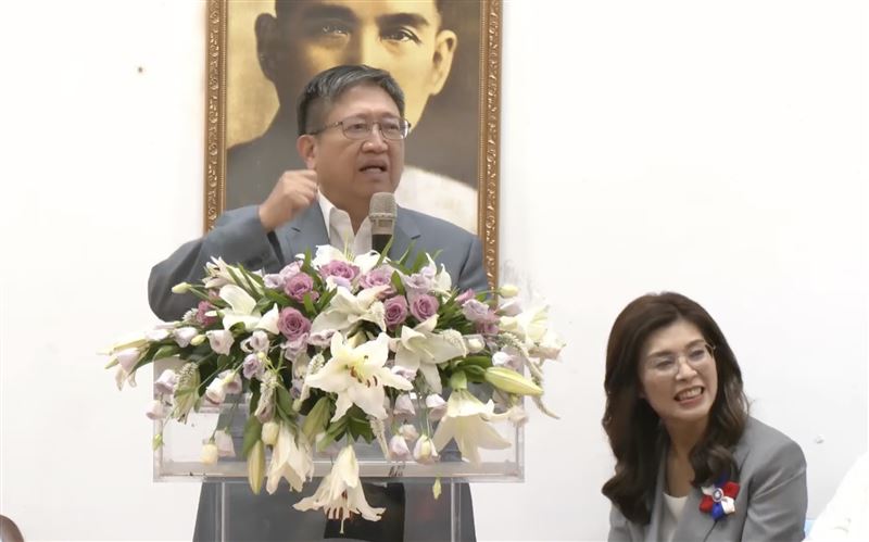 新竹縣長楊文科致詞時喊出「我們要愛護陳見賢」時,台下的縣議員徐瑜新高喊「陳見賢加油」,引來楊文科和鄭麗文的注目禮。(圖/翻攝自「中國國民黨 KMT」臉書)