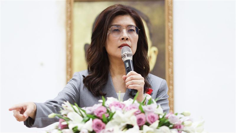鄭麗文安撫陳見賢:初選刀刀見骨委屈了