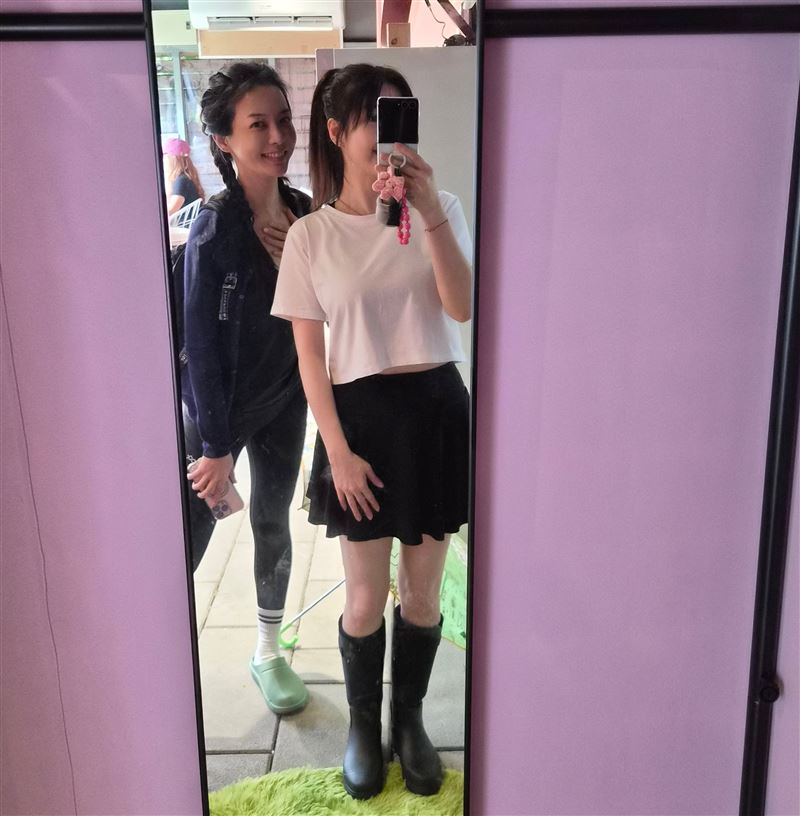 韓瑜(右)常和好友何蓓蓓(左)一起打匹克球。(圖/翻攝自IG @angelh1209)
