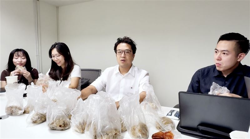 沈伯洋請辦公室同仁吃東發號油飯,以行動力挺店家(圖/沈伯洋競辦提供)