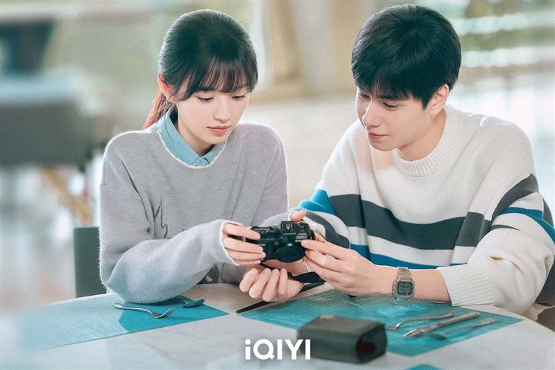 田曦薇飾演天才少女,與陽光學霸胡一天相互吸引。(圖/愛奇藝國際版提供)