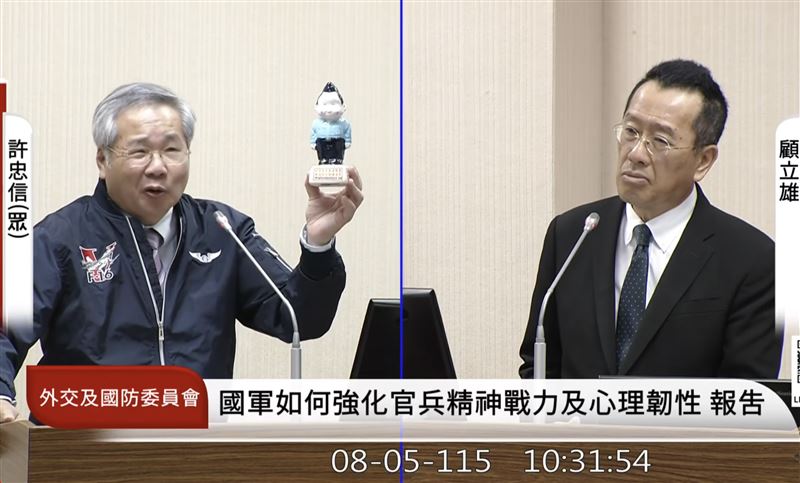 民眾黨立委許忠信質詢時身著空軍飛行夾克上台,炫耀自身經歷與夾克、公仔等,種種言行讓顧立雄全程表情無奈、眉頭深鎖。(圖/翻攝自國會頻道)