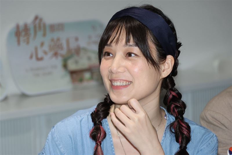 由許乃涵飾演的「游美珠」是移動廣播電台，嗓門大到菜市場都聽得到。（圖／記者鄭孟晃攝影）