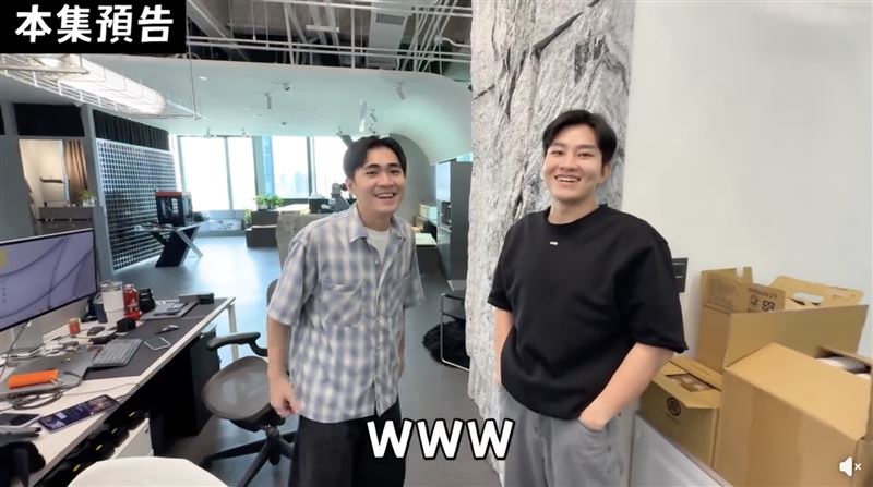 彥瑋(左)先前要離職時,Joeman還特地拍片紀錄。(圖/翻攝自Joeman 臉書)