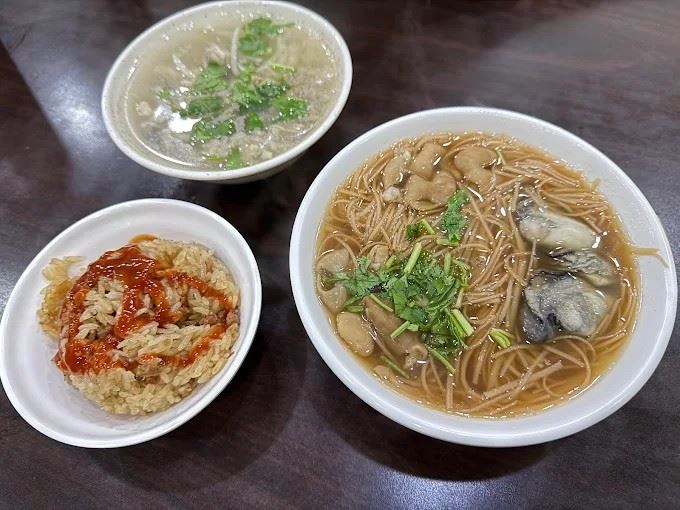 東發號的油飯、肉羹、麵線是民眾逛饒河街夜市必吃美食。(圖/翻攝自Google maps)