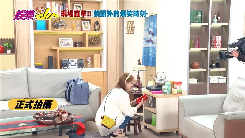 賴芊合拍攝「女兒賊」橋段,翻箱倒櫃把家裡東西搬給男友,自嘲戀愛腦發作,笑翻全場。(圖/民視提供)