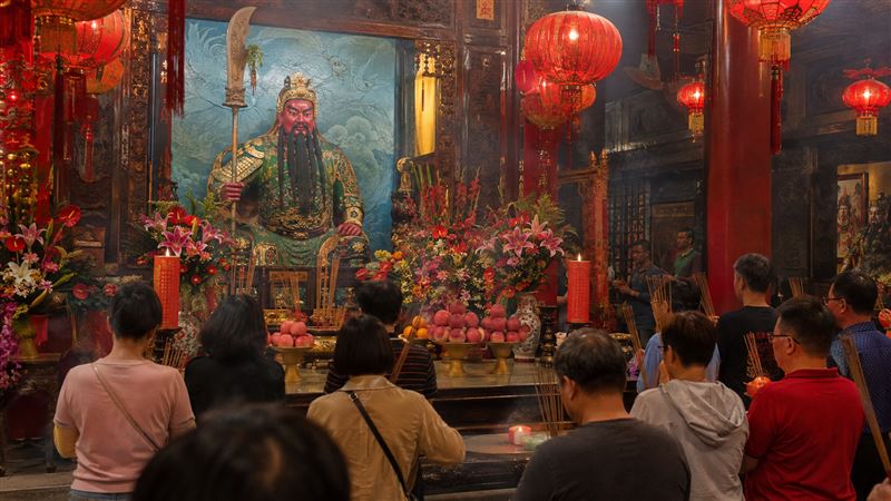 關聖帝君生日快樂!關公最疼這3種人「有心、用心、嘴巴甜的人」。拜對3件事招財轉運大賺金山。(圖/ChatGPT製作)