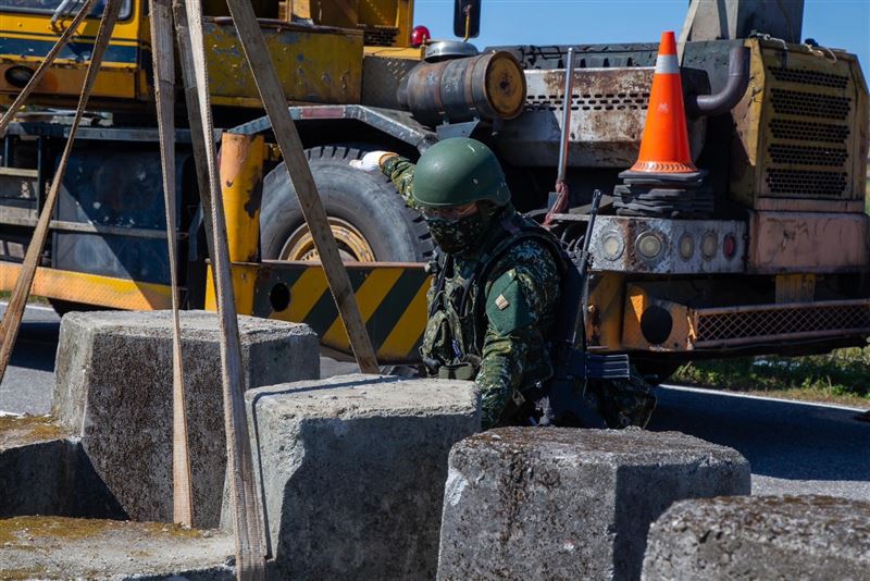 官兵結合民間拖吊車完成消波塊吊掛作業。（圖／軍聞社）