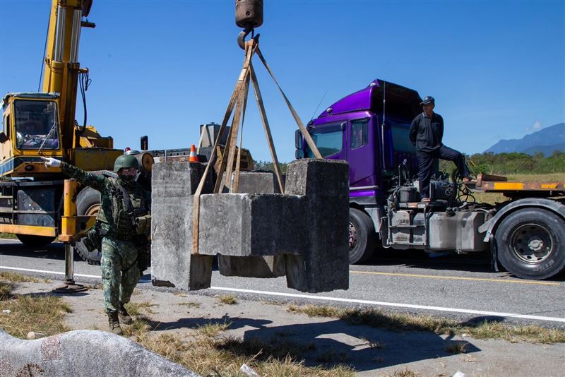 官兵結合民間拖吊車完成消波塊吊掛作業。（圖／軍聞社提供）
