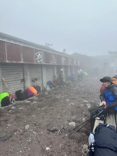 一名台灣女子在富士山「頂上富士館」打工,生活條件嚴苛瀕臨極限,發文喊:想活下去!向台灣山友求救。(圖/翻攝Google maps)