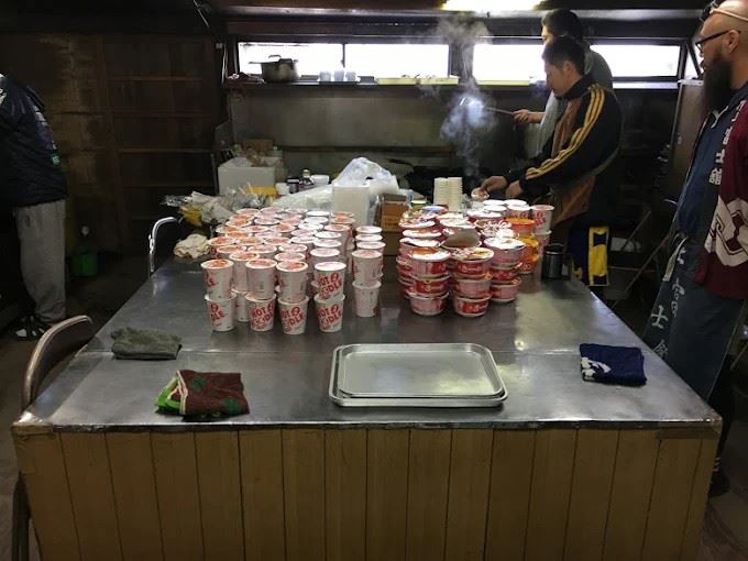 富士山頂物資缺乏,能吃上一碗泡麵和咖哩飯已算是大餐。(圖/翻攝自Google maps)