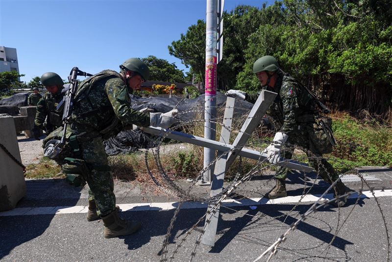 官兵於交通要道設置蛇腹型鐵絲網及鋼刺蝟，強化防區遲滯與阻絕能力。（圖／軍聞社提供）