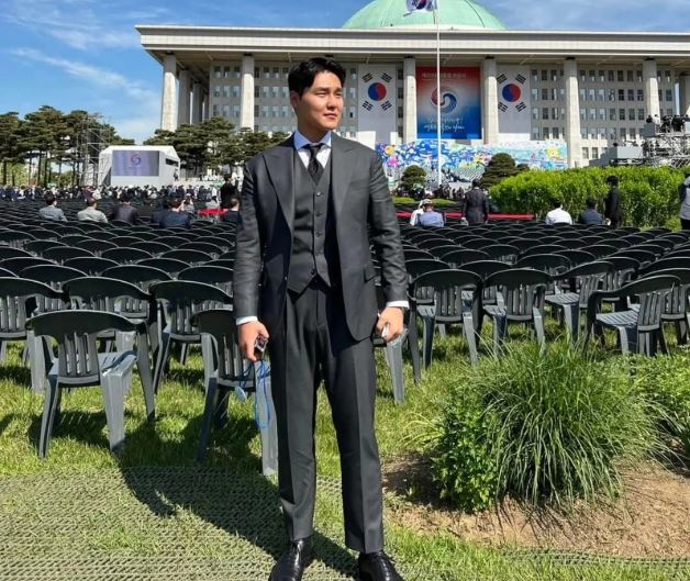 「新男性年代」創辦人裴仁奎(배인규),今(5)日驚傳在仁川住處大樓外墜樓身亡,享年36歲。(圖/翻攝自IG)