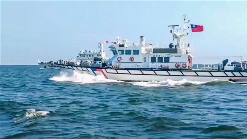海巡署金馬澎分署第十二巡防區於5日下午偵獲中國海警船編隊靠近金門限制水域,立即全程併航監控,實施廣播喊話,將中國海警船驅離出我金門水域(圖/海洋委員會海巡署金馬澎分署提供)