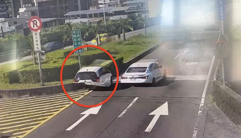 陳女駕駛的白色轎車撞擊安全島。(圖/翻攝畫面)