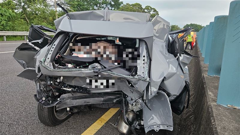 國3慘烈追撞!一輛轎車爆胎遭後停內線,遭後車追撞車尾嚴重變形。(圖/翻攝畫面)