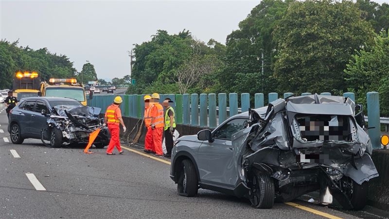 曾男駕駛的轎車被撞轉向180度逆向停靠,幾乎半個車身消失,妻子受困變形車體慘死。(圖/翻攝畫面)