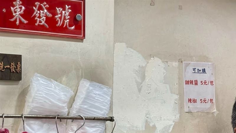 東發號為求息事寧人,已於今日下午火速將沈伯洋、蔣萬安簽名全數以白色油漆塗刷覆蓋。(圖/翻攝自Threads)