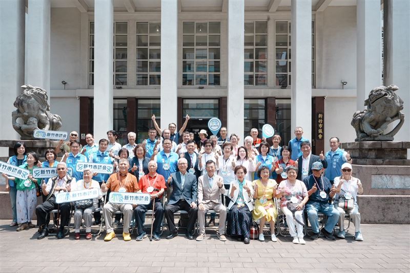 上百位歷屆議員、職員,於議會前廣場合影留念。(圖/新竹市議會提供)
