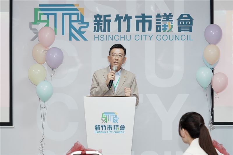 新竹市議長許修睿歡迎歷屆議員、職員回娘家。(圖/新竹市議會提供)
