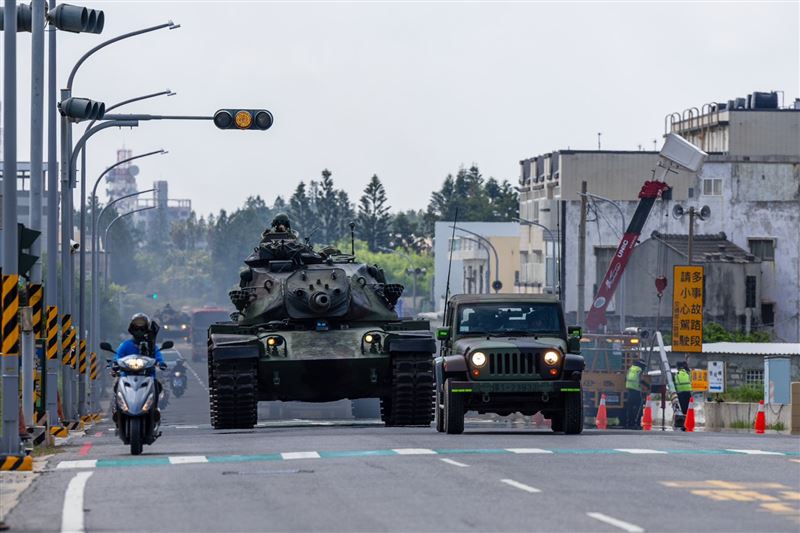 戰車實施戰術機動。(圖/軍聞社提供)