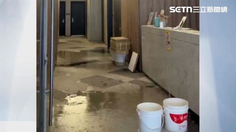 北市萬華區一棟新建案頂樓在洗水塔，出門時看到一樓大廳的天花板嚴重漏水宛如瀑布，影響住戶生活