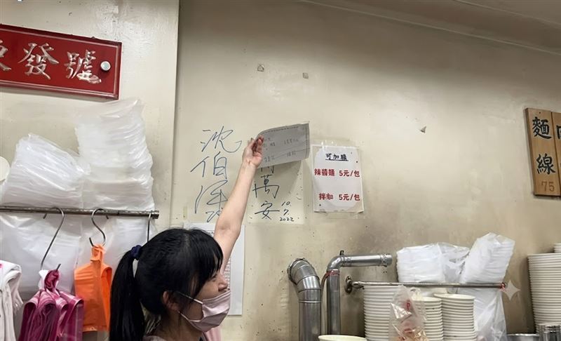 沈伯洋昨日前前往饒河夜市掃街,在知名老店「東發號」牆上簽名,店家同時亮出被菜單遮蓋的現任市長蔣萬安過往簽名。(圖/翻攝自Threads)